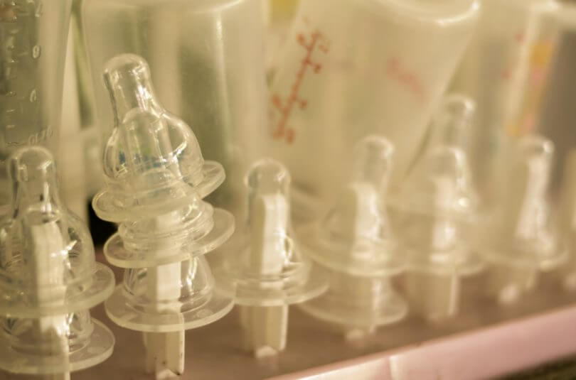 Faut-il stériliser les biberons ?