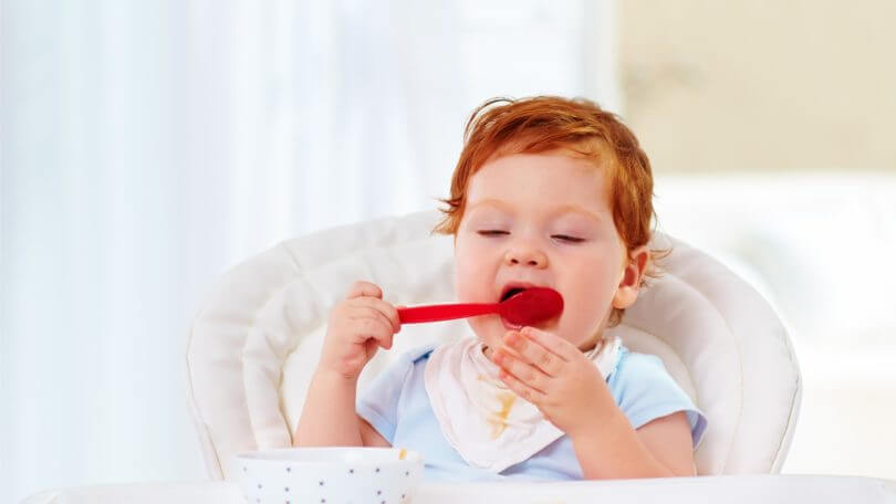 bebe mange seul cuillere 2 Comment aider bébé quand il veut manger tout seul ?