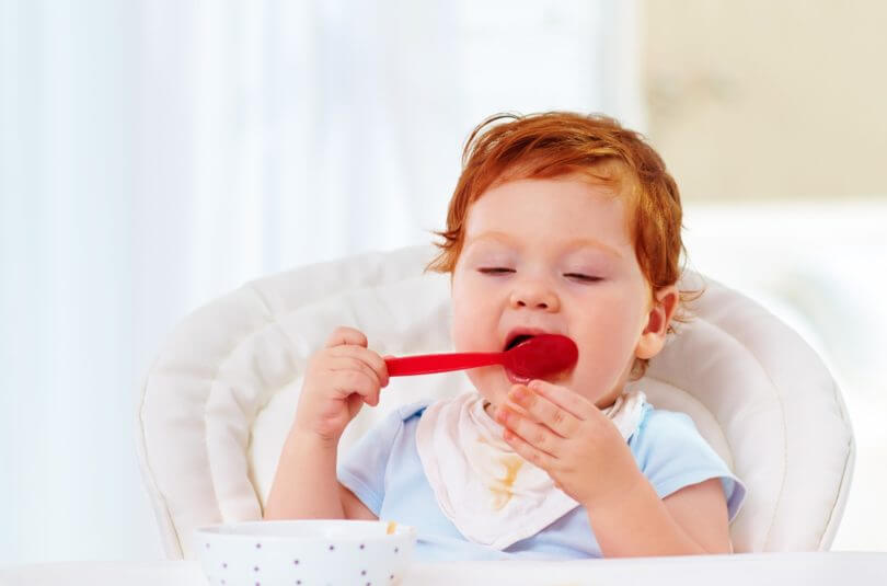 Comment aider bébé quand il veut manger tout seul ?