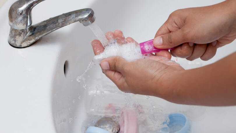 Comment bien nettoyer un biberon ?