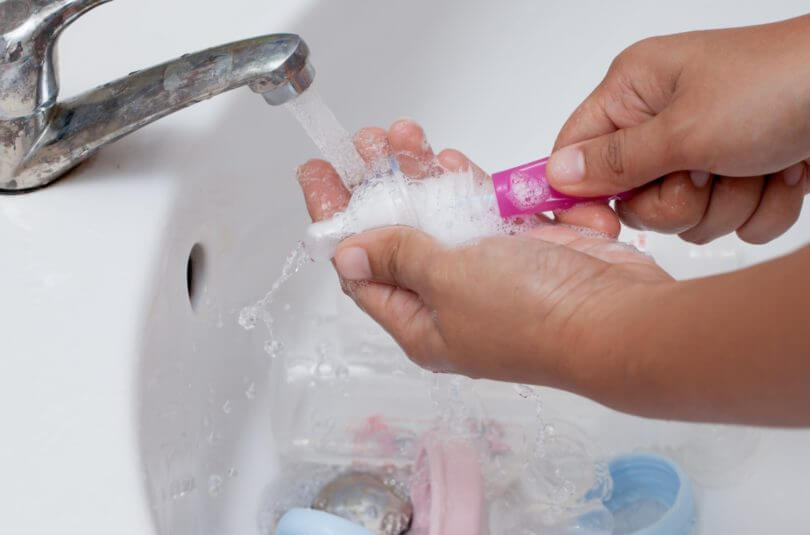 Comment bien nettoyer un biberon ?
