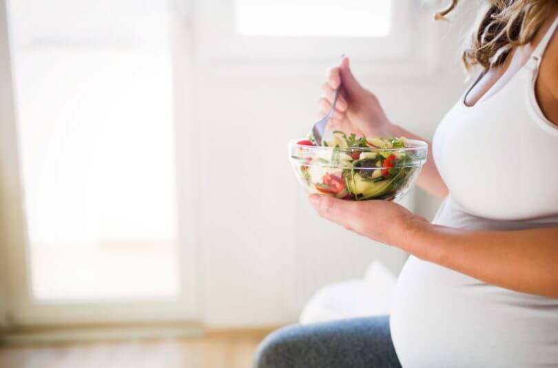 grossesse femme enceinte mange Enceinte : pourquoi surveiller son alimentation ?