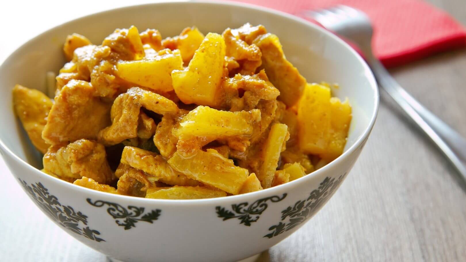 poulet a l ananas Poulet à l’ananas, poivrons et carottes poêlés et riz