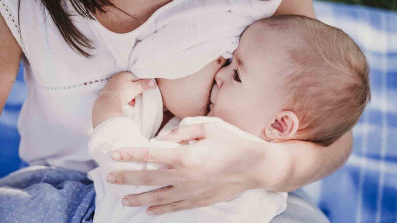 Allaiter, comment faire en public ?