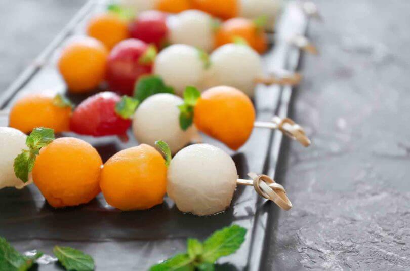 Mini brochettes de melon au chèvre et à la menthe