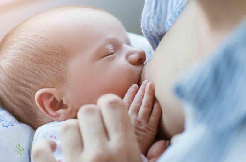 tetees-sein-allaitement Combien de tétées par jour pour mon bébé ?
