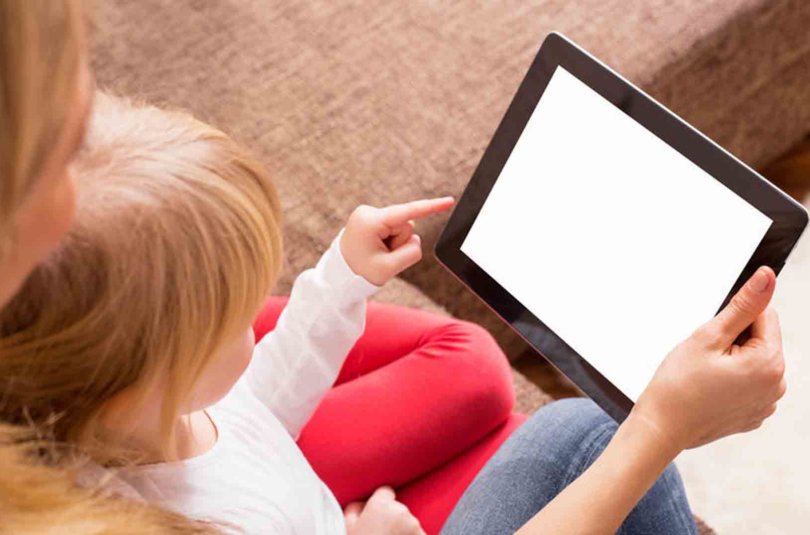 enfant-ecran-tablette-telephone Comment gérer les écrans avec les enfants pendant les vacances et les longs trajets ?