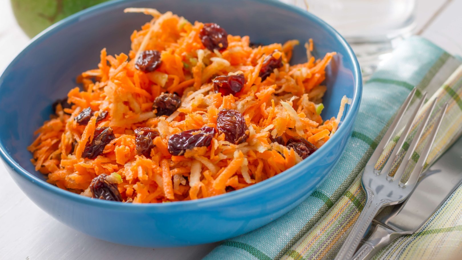 Salade de carottes, raisin, pomme et citron