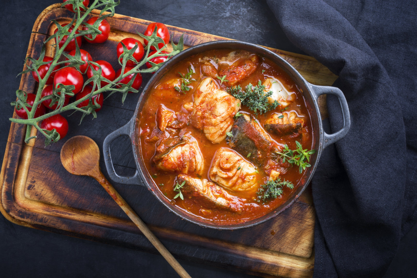 Poisson à la sauce tomate, semoule et pois chiche