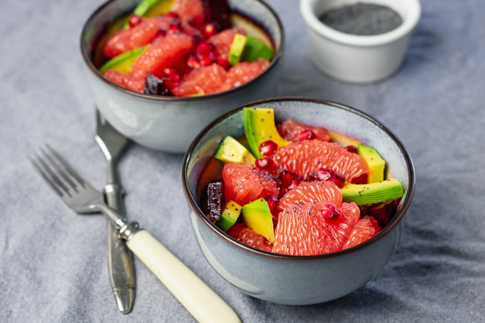 Fruit salad. Salade de fruits à l’avocat pour bébé et toute la famille