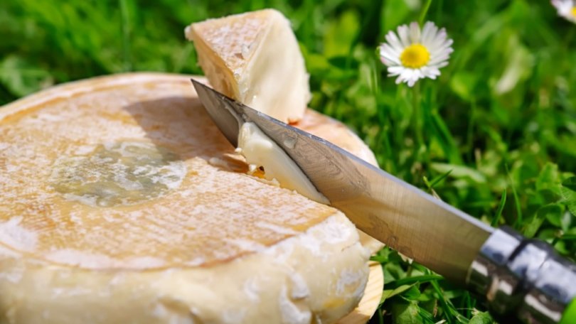 Peut-on manger du fromage au lait cru, enceinte ?