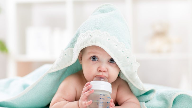 Quand donner de l’eau à bébé ? Et que faire s’il n’en veut pas ?