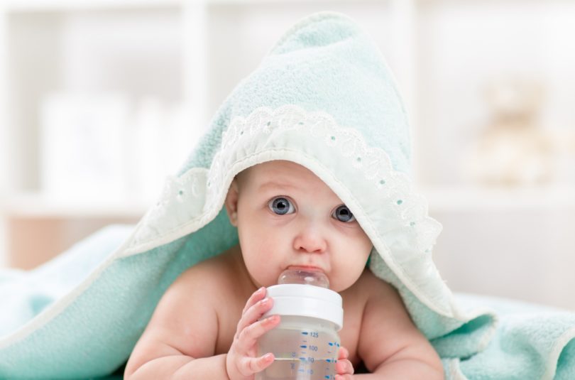 Quand donner de l’eau à bébé ? Et que faire s’il n’en veut pas ?