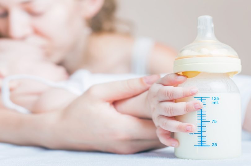 Quel biberon choisir pour bébé : en plastique ou en verre ?