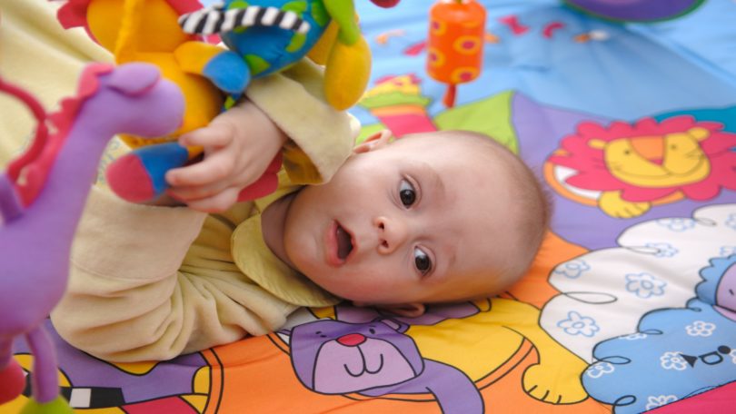 Le tapis d’éveil pour bébé : vraiment utile ?