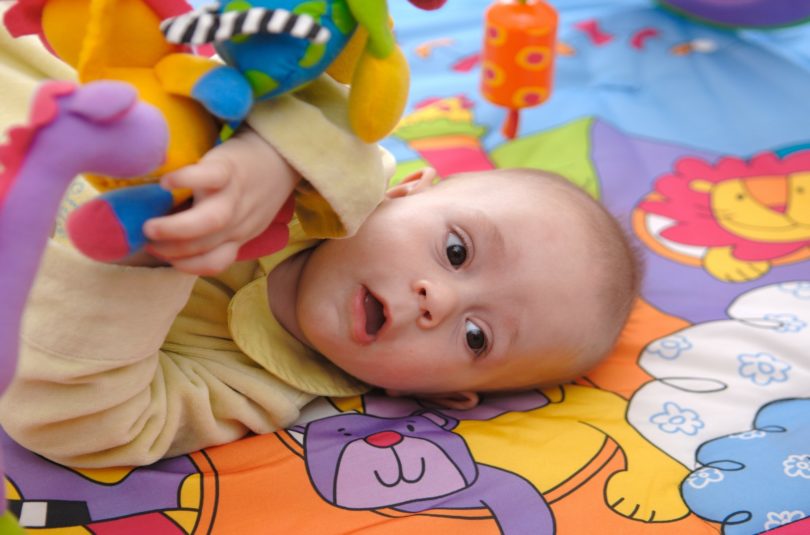 Le tapis d’éveil pour bébé : vraiment utile ?