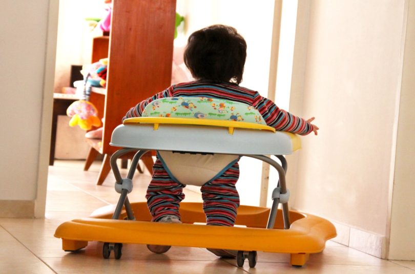 Le trotteur : pourquoi est-il dangereux pour bébé ?