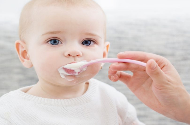 Quel laitage choisir pour bébé : yaourt, yaourt bébé, petit-suisse ou fromage blanc ?