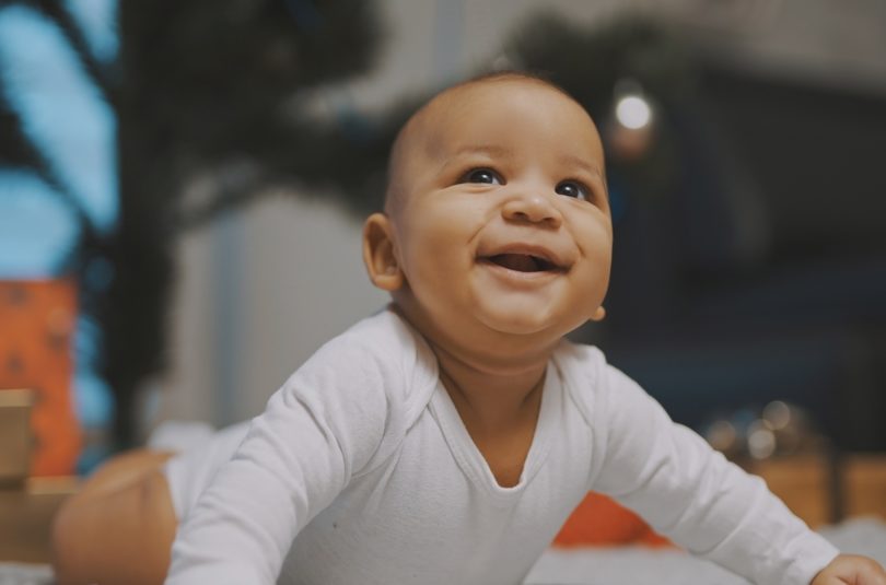 Pourquoi mettre bébé sur le ventre dès les premiers jours ?