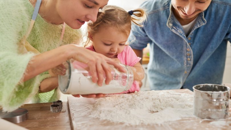 Quelles activités faire en cuisine visuel gravit Pourquoi cuisiner avec son enfant et que faire selon son âge ?
