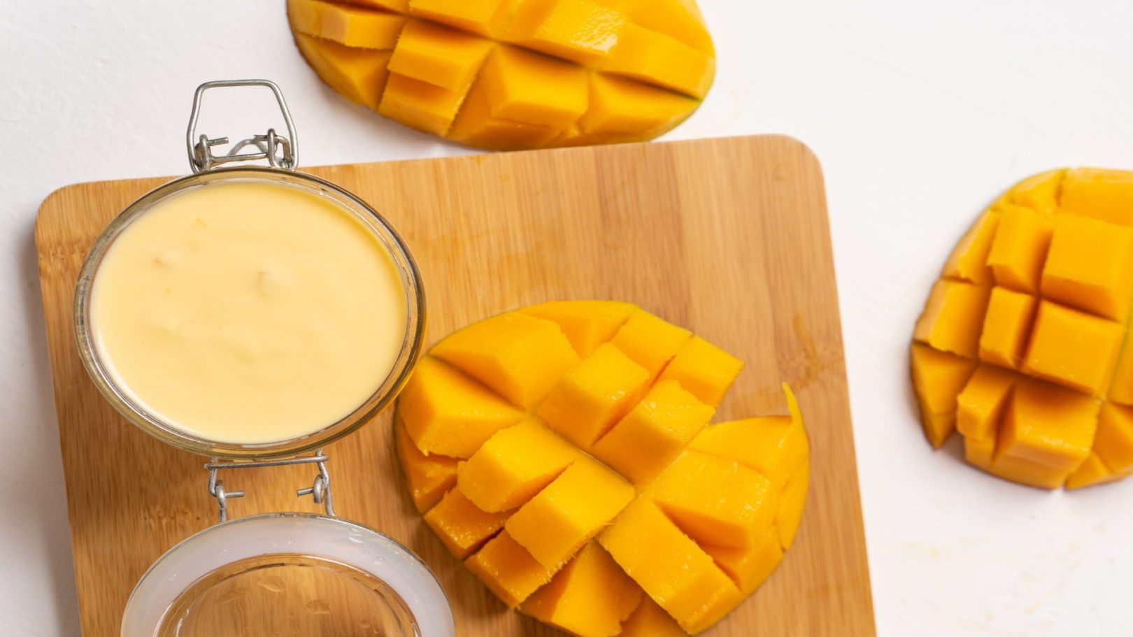 Yaourt à la mangue visuel gravit Yaourt aux fruits d’été