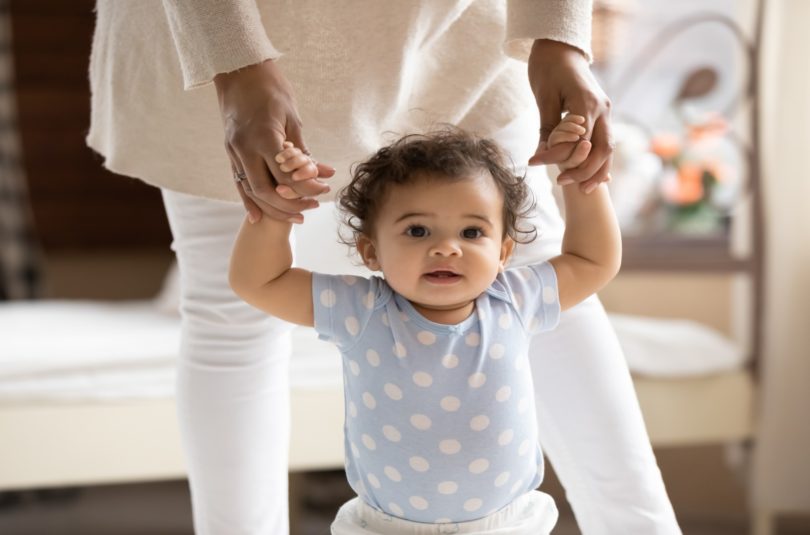 A quel âge bébé se met à marcher et comment l’aider ? 