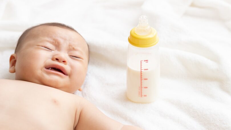 Troubles digestifs de bébé : Quand changer de lait infantile ?