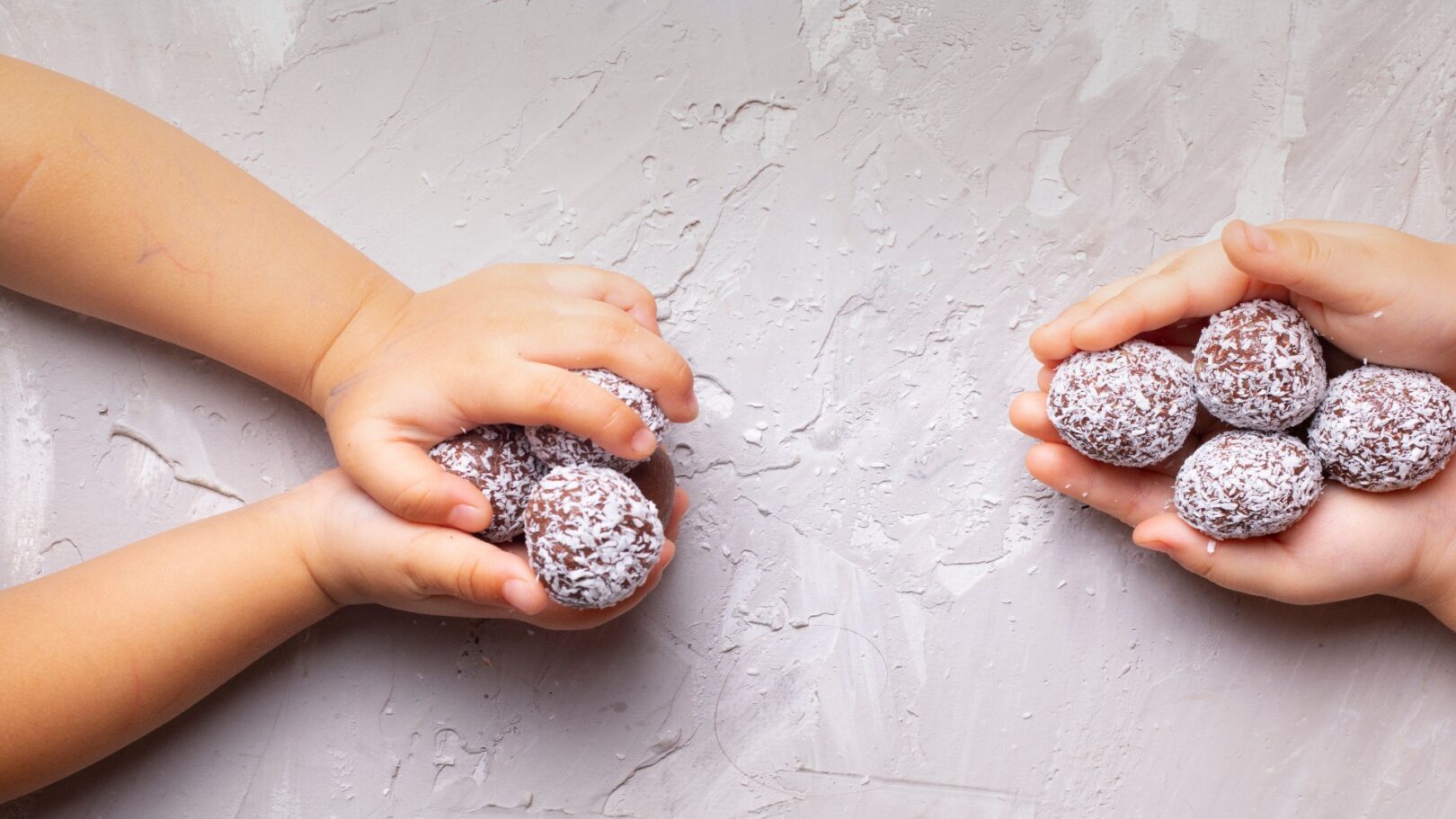 Activité truffes au chocolat pour pâques avec vos enfants et deux ingrédients ! Truffes au chocolat pour noël