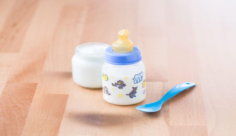 Peut-on remplacer une tétée au sein ou un biberon de lait par des yaourts ?