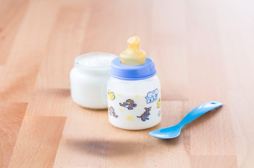 Peut-on remplacer une tétée au sein ou un biberon de lait par des yaourts ?